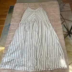 🌷3for $10!🌷White and navy textured midi dress
